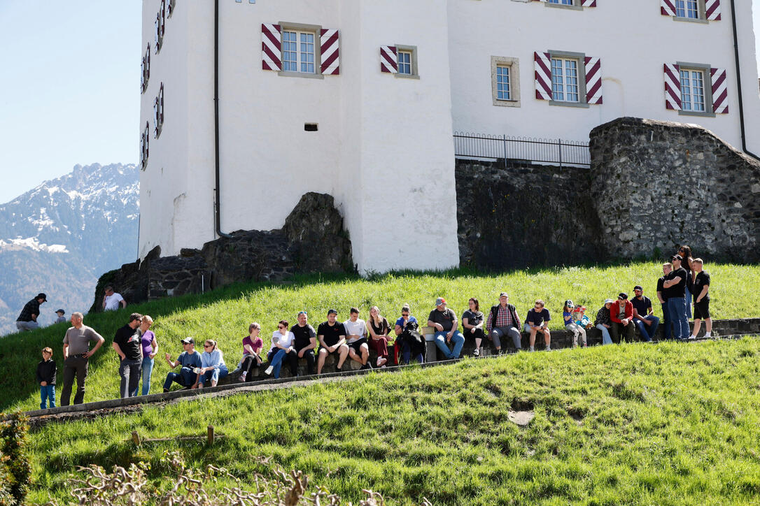 Schluss&uuml;bung beim Kurs f&uuml;r neue Feuerwehrleute beim "Restaurant L&ouml;wen&raquo; in Gamprin-Bendern.