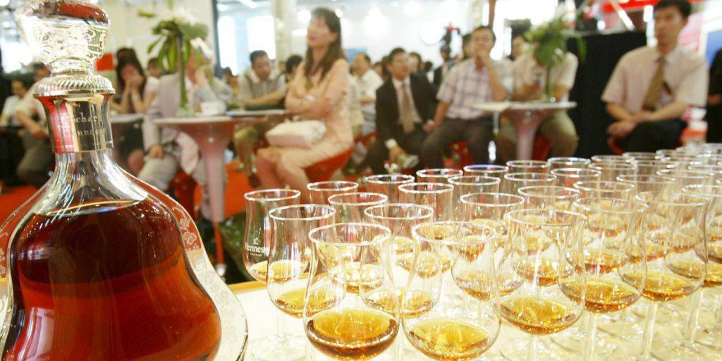 Französischer Cognac wird in China angepriesen: China war 2016 der drittwichtigste Exportmarkt für französischen Wein und französische Spirituosen. Die Branche erzielte weltweit einen Rekordabsatz. (Archiv)