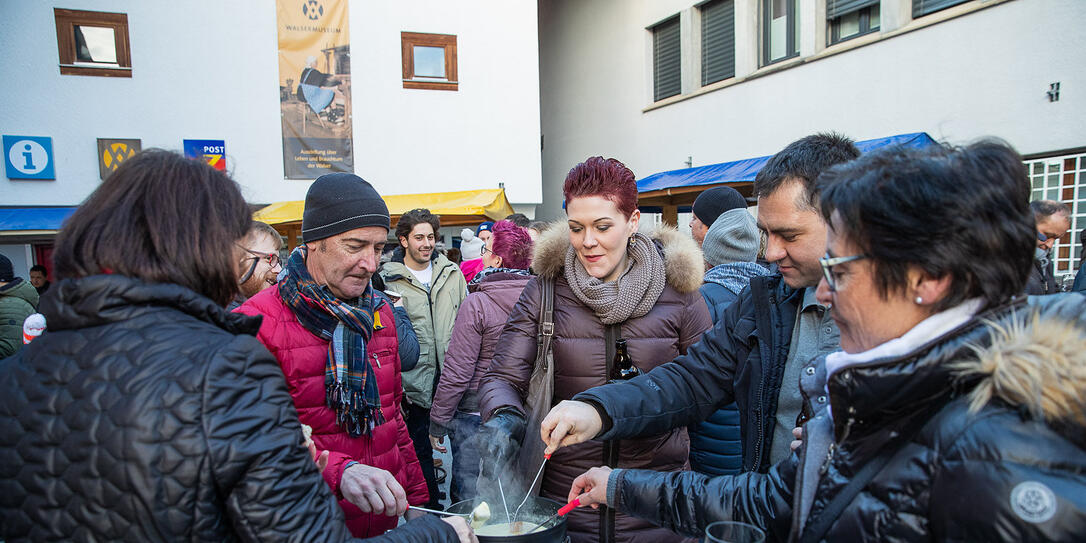 Gselligs Midanand ufem Dorfplatz Triesenberg