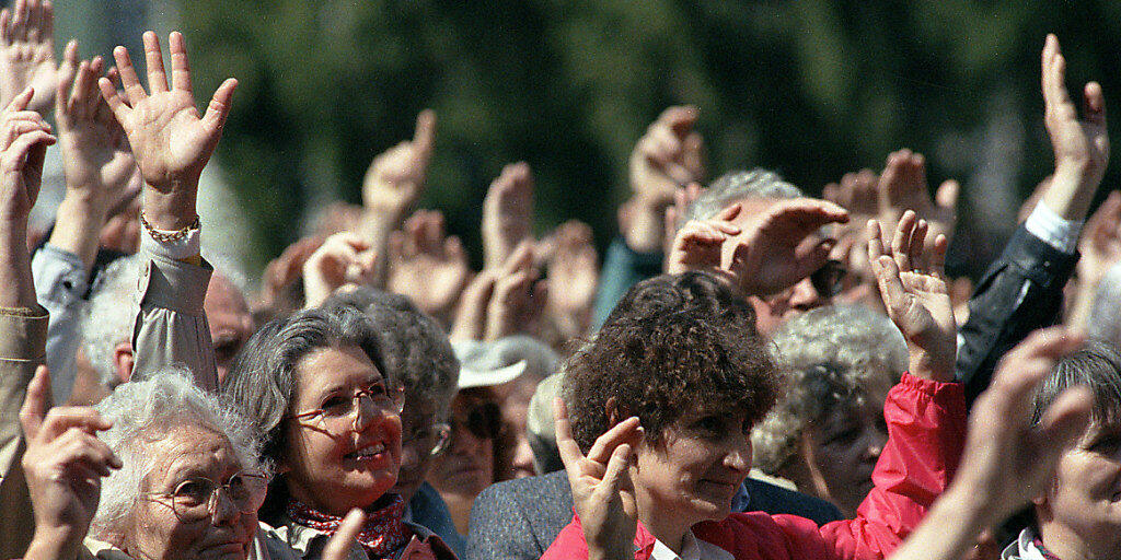 Erstmals nehmen an der Ausserrhoder Landsgemeinde in Trogen AR im April 1990 auch Frauen teil. Ein Jahr zuvor hatten die Ausserrhoder Männer an der denkwürdigen Landsgemeinde in Hundwil das Frauenstimmrecht beschlossen. (Archivbild)