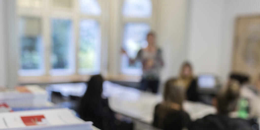 Der Bundesrat hat die Details zum neuen Ausländer- und Integrationsgesetz geregelt. So hat er etwa festgelegt, welche Sprachkenntnisse Ausländerinnen und Ausländer nachweisen müssen, wenn sie eine Niederlassungsbewilligung wollen. (Symbolbild)