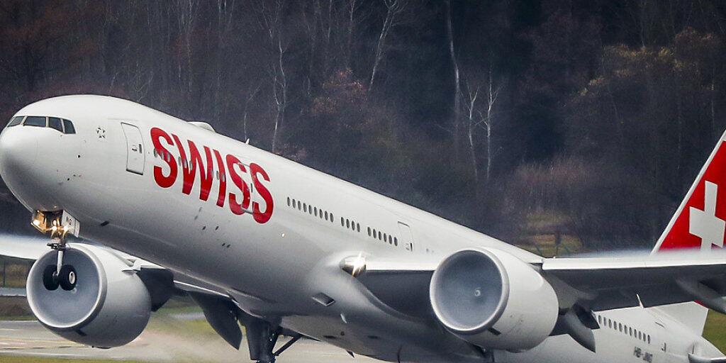 Ein Swiss-Flugzeug startet am Flughafen Zürich. (Archiv)