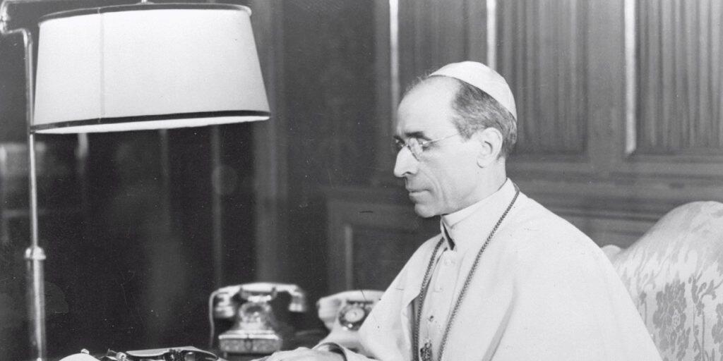 Papst Franziskus lässt das Geheimarchiv des Vatikans zum umstrittenen Pontifikat von Pius XII. während des Zweiten Weltkriegs öffnen. Auf dem Bild: Pius XII in seinem Büro im Vatikan.