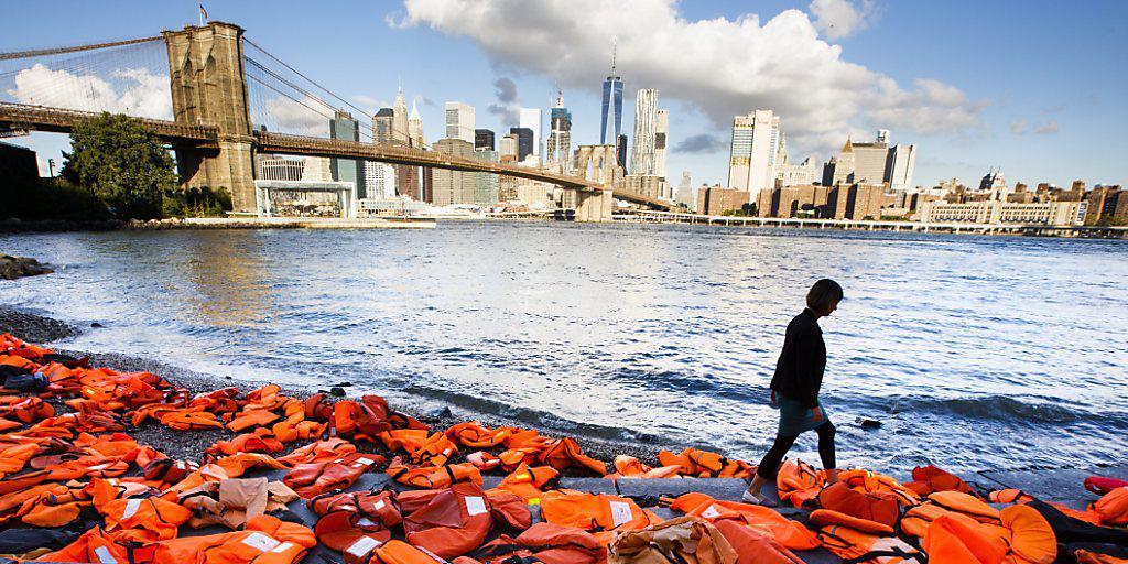 Hunderte von Rettungswesten symbolisieren in New York die Flüchtlingskrise. Hunderte von Rettungswesten symbolisieren in New York die Flüchtlingskrise.