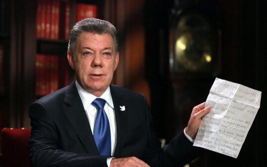 Präsident Juan Manuel Santos am 10. Oktober im TV bei der Ankündigung von Friedensverhandlungen mit der ELN. (Archivbild)