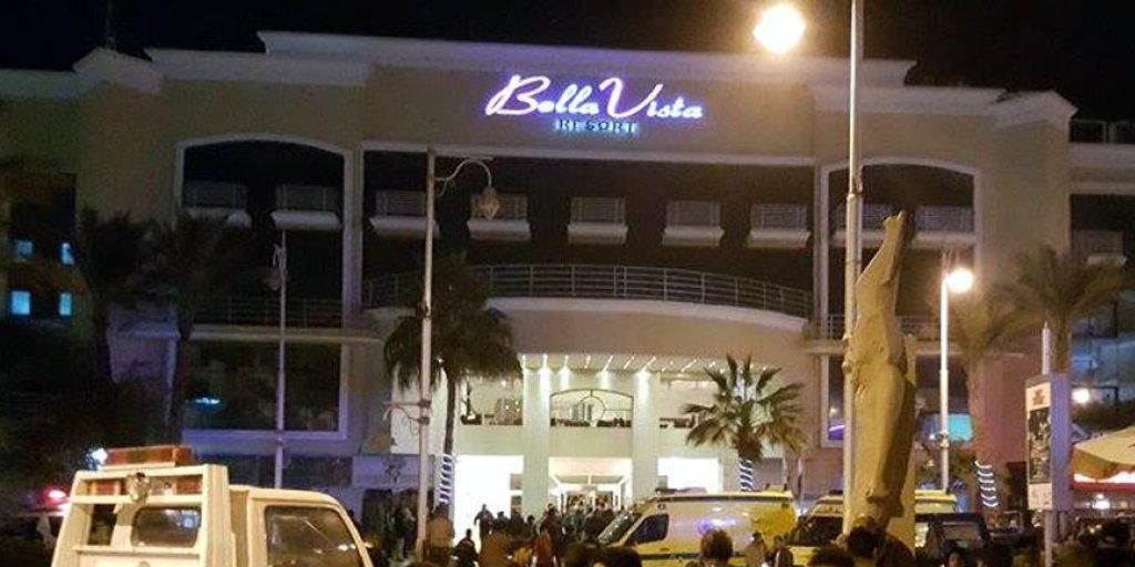 Polizisten und Schaulustige vor dem Hotel Bella Vista in Hurghada, das am Freitagabend angegriffen wurde.