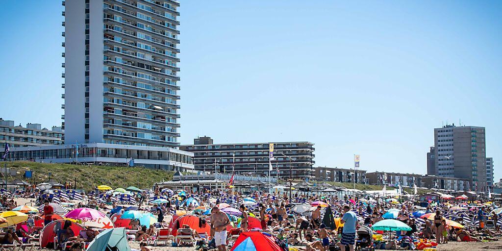 Zahlreiche Menschen genießen das heiße Wetter am Strand nahe dem Bahnhof Zandvoort. Foto: "laurens Bosch","laurens Bosch L/ANP/dpa