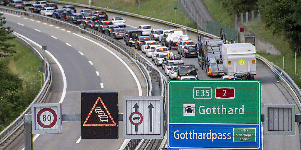 Geduldsprobe für Autofahrer vor dem Gotthard - auf dem Weg nach Süden verursachte am Sonntag ein Stau
zwischen Erstfeld und Göschenen einen Zeitverlust von einer Stunde und 40 Minuten. (Archivbild)