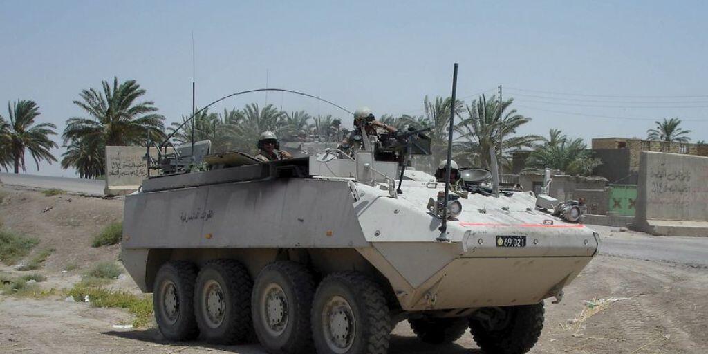Dänische Soldaten in ihrem Mowag-Piranha-Radpanzer 2006 auf Patrouille im irakischen Basra. Ein Radpanzer kann sowohl für defensive als auch für offensive Aufgaben eingesetzt werden. (Archiv)