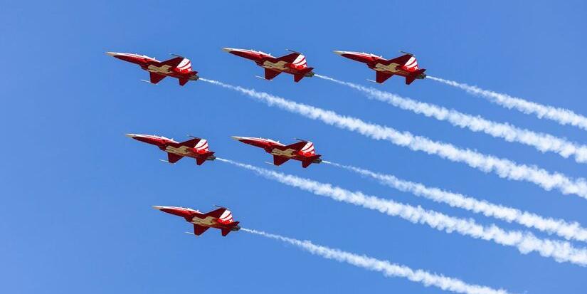 Patrouille Suisse &uuml;berfliegt Festgel&auml;nde