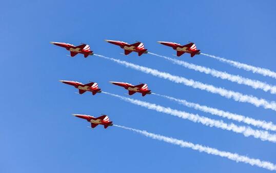 Patrouille Suisse &uuml;berfliegt Festgel&auml;nde