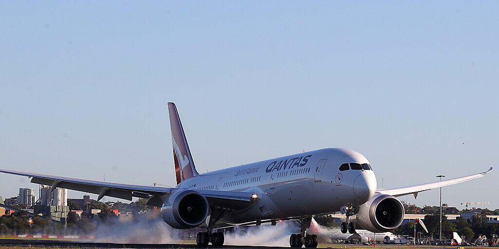 Eine Qantas-Langstreckenmaschine des Typs Boeing 787 Dreamliner bei der Landung am Flughafen in Sydney. (Archivbild)