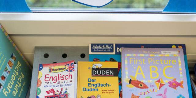 Englischwörterbücher und ein ABC-Buch im Unterricht einer 3. Klasse