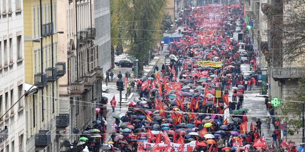 Rentenalter-Demonstration im verschneiten Turin.