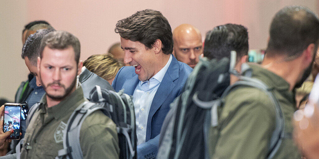 Sicherheitskräfte umgeben den kanadischen Premierminister Justin Trudeau bei einem Wahlkampfauftritt am Samstag in Ontario.