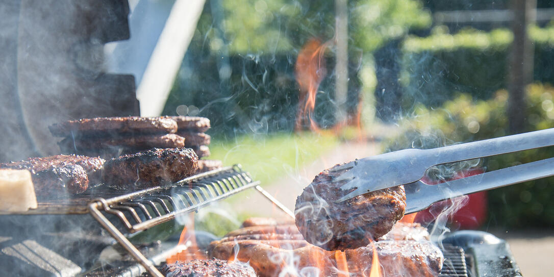 Zu einem gemütlichen Grillabend gehören leckere Speisen vom Grill dazu.