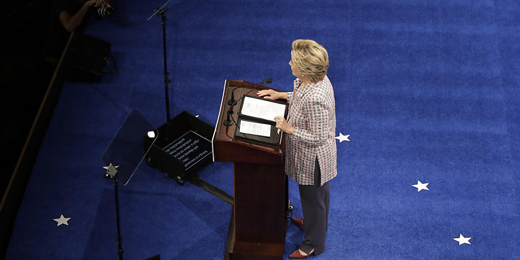 Hillary Clinton bei einem Wahlkampfauftritt in Florida: Die demokratische Präsidentschaftskandidatin hat im September so viele Spenden eingesammelt wie nie zuvor.