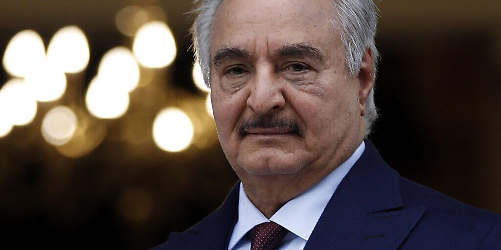 ARCHIV - Chalifa Haftar, General in Libyen, steht im Januar im griechischen Außenministerium vor seinem Treffen mit dem griechischen Außenminister Dendias. Foto: Thanassis Stavrakis/AP/dpa