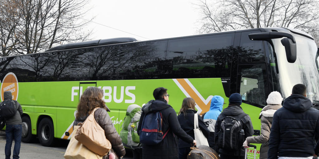 Reisende warten auf dem Carparkplatz in Zürich auf die Abfahrt eines Flixbuses. (Archiv)