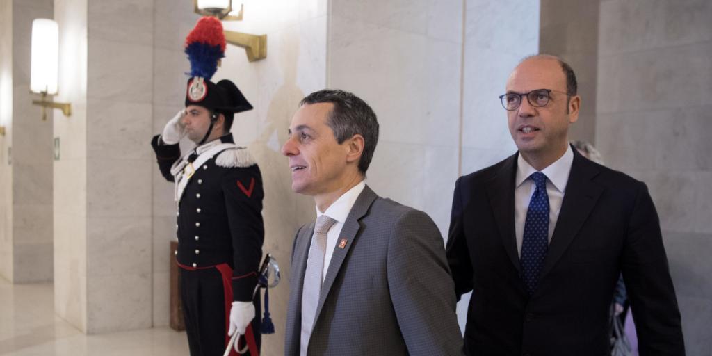 Aufgrund seiner Herkunft wählte der neue Aussenminister Ignazio Cassis  Italien als erstes Reiseziel seiner Amtszeit auf. Das Treffen mit Aussenminister Angelino Alfano (rechts) bezeichnete er als äusserst freundschaftlich.