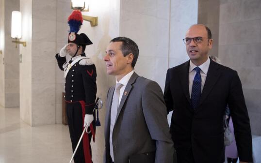 Aufgrund seiner Herkunft wählte der neue Aussenminister Ignazio Cassis  Italien als erstes Reiseziel seiner Amtszeit auf. Das Treffen mit Aussenminister Angelino Alfano (rechts) bezeichnete er als äusserst freundschaftlich.