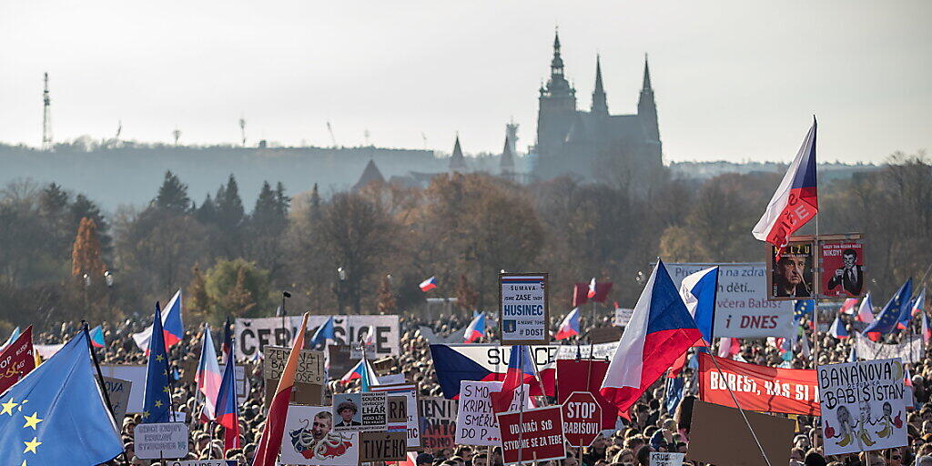 Sehen die Errungenschaften der Samtenen Revolution von 1989 in Gefahr und attackieren Regierungschef Babis als aus ihrer Sicht korrupt und kriminell: die über 200'000 Demonstranten im Letna-Park in Prag.