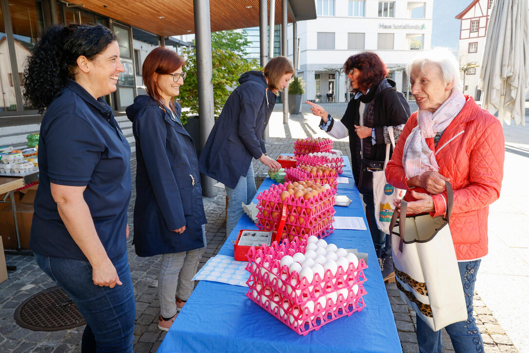 Karfreitagseierverkauf auf dem Dorfplatz von Eschen