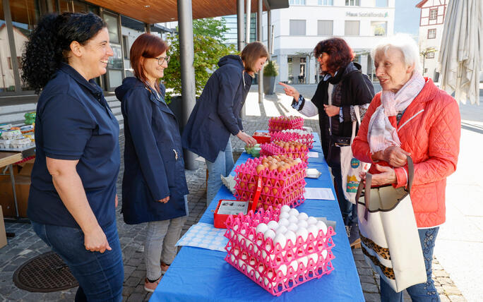 Karfreitagseierverkauf auf dem Dorfplatz von Eschen