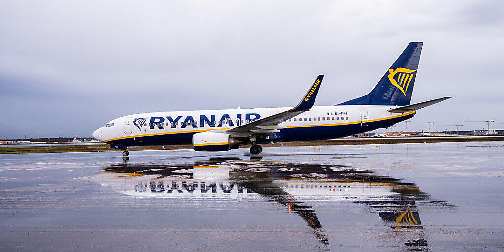 Die Fluggesellschaft Ryanair lässt ihre Flugzeuge nun gar bis Ende Mai am Boden. (Archivbild)