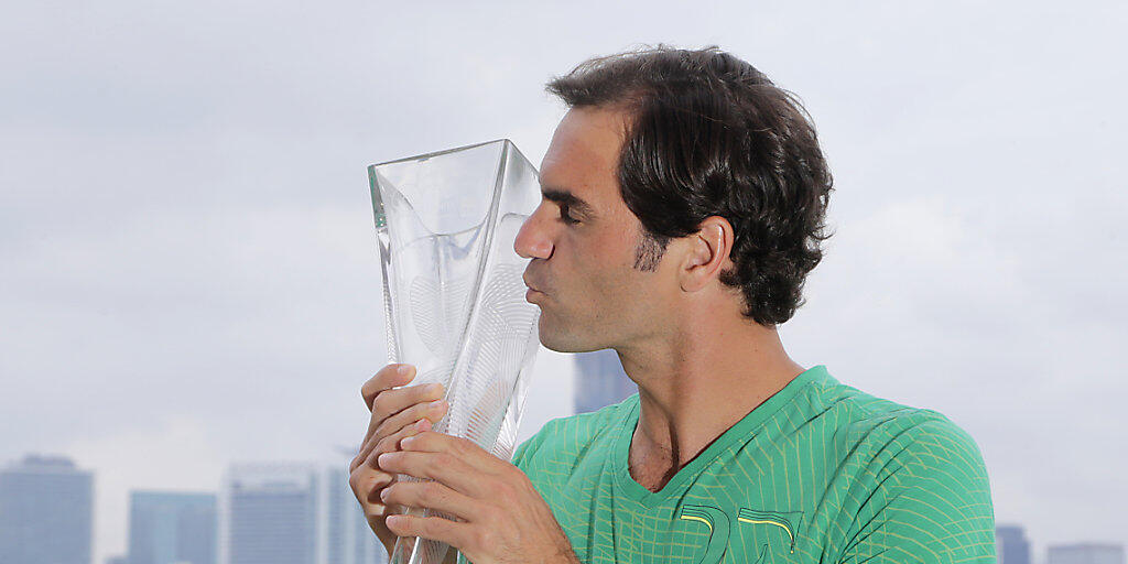 Dreifacher Sieger auf Key Biscayne: Roger Federer küsst den Pokal vor der Skyline von Miami