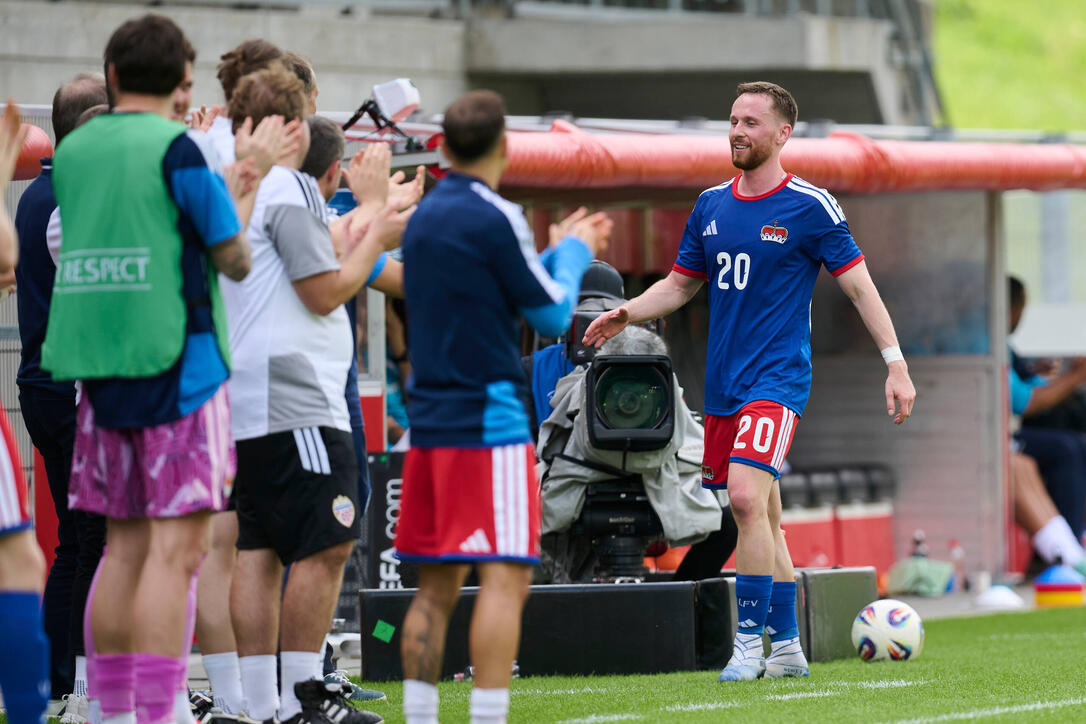 Mitspieler der Nationalmannschaft gratulierten Sandro Wolfinger (r.) zu einer langen und erfolgreichen Karriere im Dienste der FL-Auswahl wie auch auf Vereinsebene.