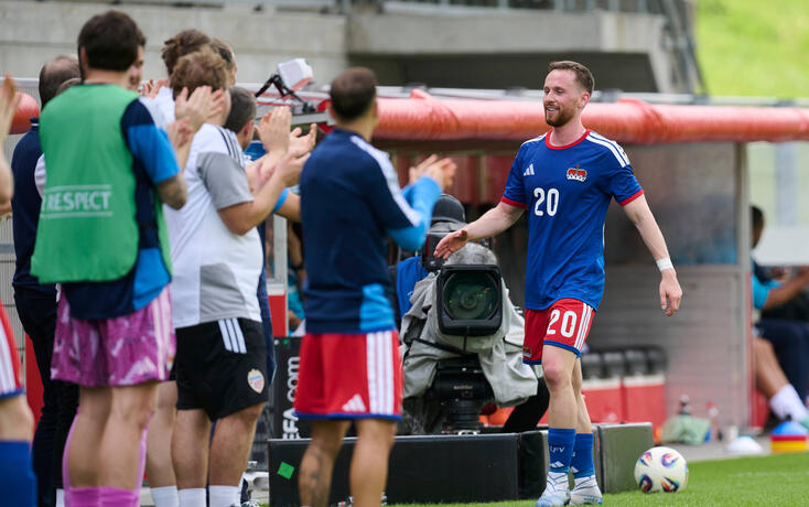 Mitspieler der Nationalmannschaft gratulierten Sandro Wolfinger (r.) zu einer langen und erfolgreichen Karriere im Dienste der FL-Auswahl wie auch auf Vereinsebene.