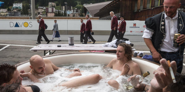 Spass im Whirlpool am Eidg. Jodlerfest in Davos 2014 Symbolbild)