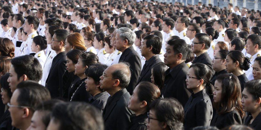 Regierungsangestellte leisten in Bangkok den Treueeid gegenüber der thailändischen Königsfamilie. Der tief verehrte König Bhumibol Adulyadej ist vor knapp sechs Wochen verstorben. Seine Rolle soll in Kürze sein Sohn Maha Vajiralongkorn übernehmen.