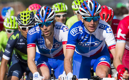 Sébastien Reichenbach (rechts) gibt seinem Teamleader Thibaut Pinot Windschutz