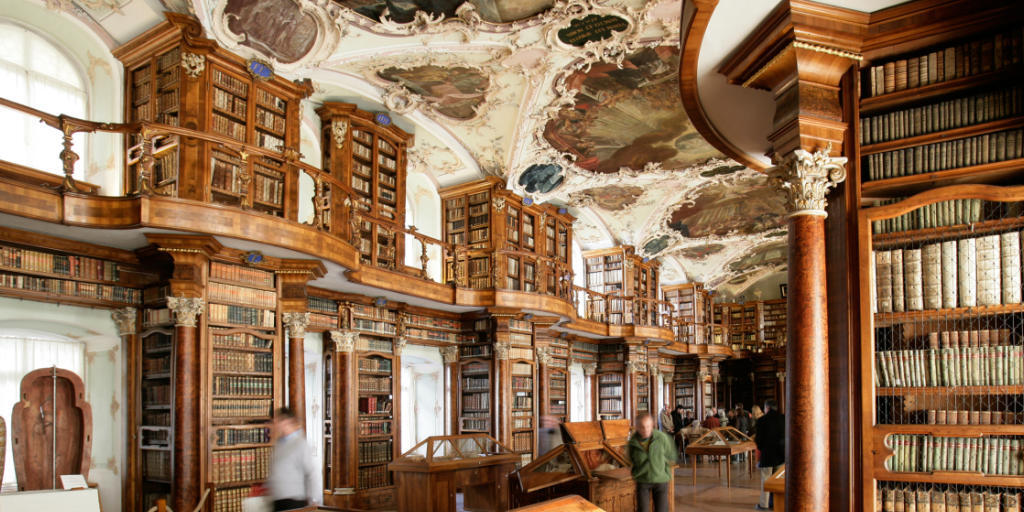 Blick in die Ausstellung "Im Paradies des Alphabets" in der Stiftsbibliothek St. Gallen. Sie dauert vom 26. November 2016 bis 12. März 2017