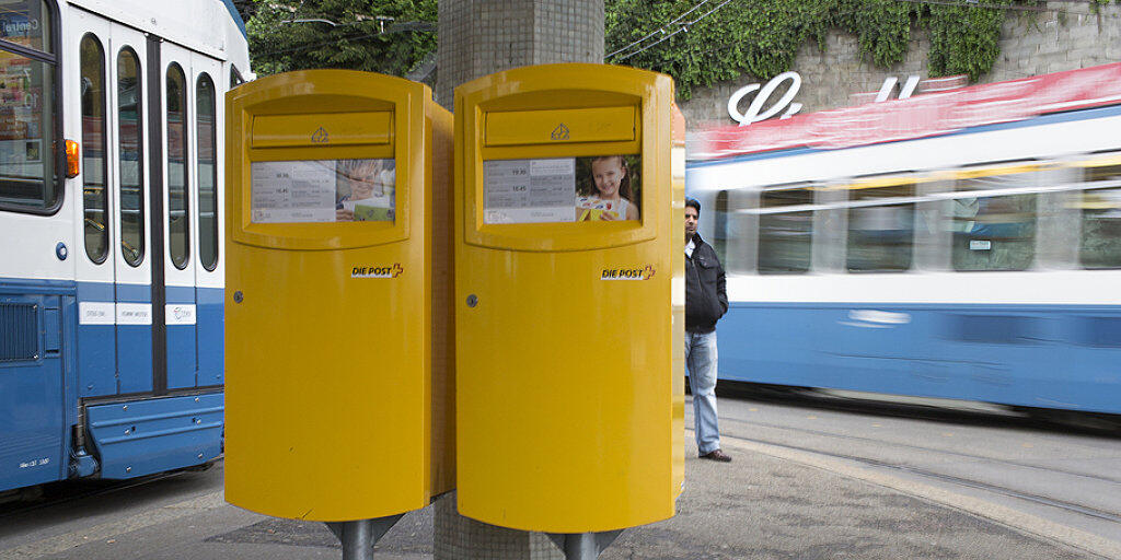 Vor allem der Rückgang der Briefpost bei den Geschäftskunden macht der Post zu schaffen. Wegen der Digitalisierung fallen dort Millionen von Briefe weg. (Symbolbild)