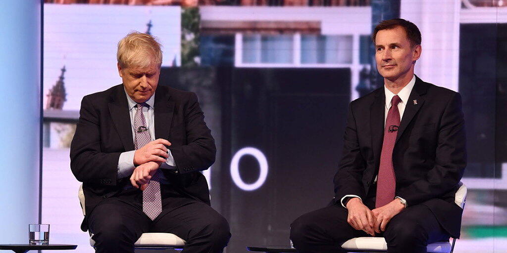 Aussenminister Jeremy Hunt (r.) tritt gegen den Favoriten Boris Johnson im Rennen um das Amt des konservativen Parteichefs und britischen Premierministers an. (Archivbild)