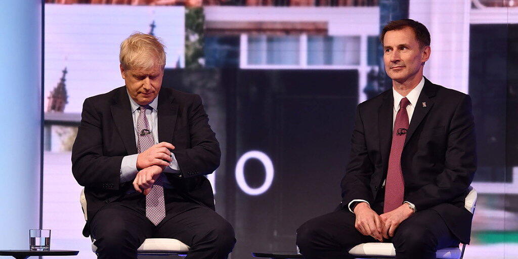 Aussenminister Jeremy Hunt (r.) tritt gegen den Favoriten Boris Johnson im Rennen um das Amt des konservativen Parteichefs und britischen Premierministers an. (Archivbild)