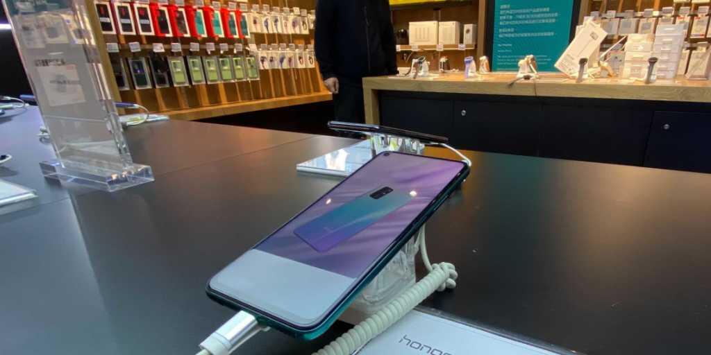 Huawei gibt nach: Der chinesische Konzern verkauft nach Druck aus den USA die Marke Honor. Bild entstanden in enem Geschäft in Peking, am 17. November. Huawei gibt nach: Der chinesische Konzern verkauft nach Druck aus den USA die Marke Honor. Bild entstanden in enem Geschäft in Peking, am 17. November.