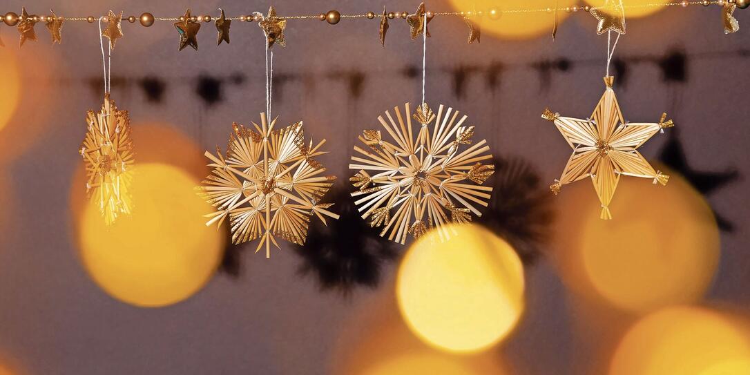 Straw stars on modern colored background