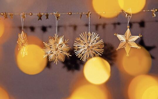 Straw stars on modern colored background