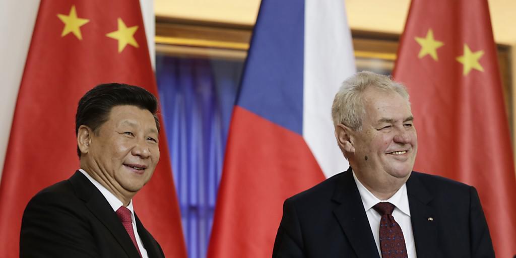 Die Präsidenten Tschechiens und Chinas, Milos Zeman (rechts) und Xi Jinping, haben eine strategische Partnerschaft beider Länder vereinbart.