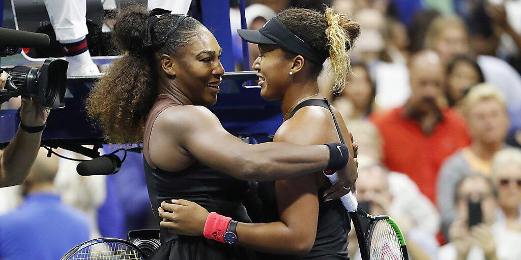 Serena Williams (links) gratuliert Naomi Osaka zum ersten Grand-Slam-Titel