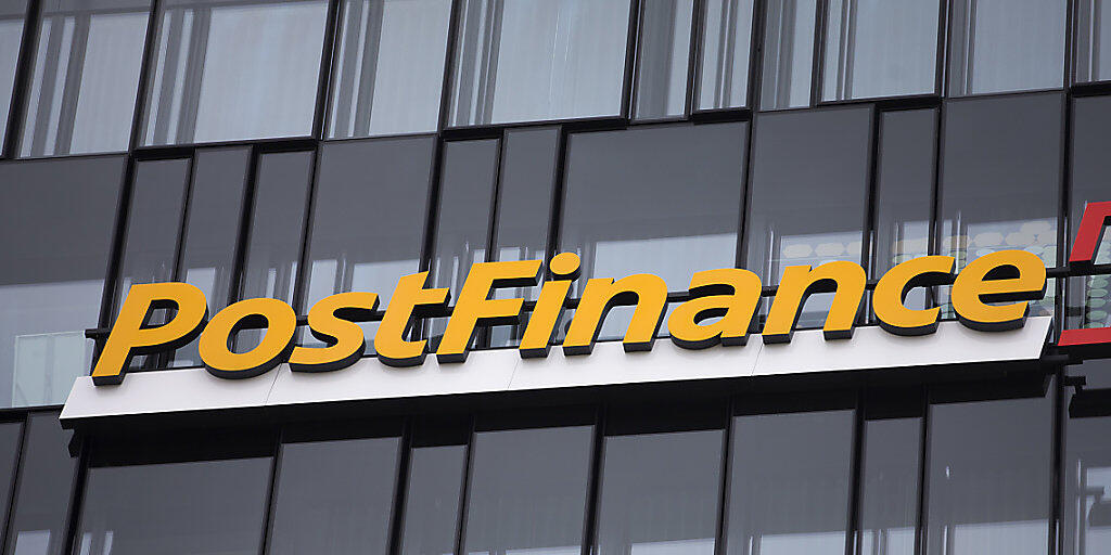Immer mehr Schweizer Banken denken über die Weitergabe der Negativzinsen an ihre Kunden nach. Die Postfinance hatte vor kurzem ihre Gebühren erhöht. (Archiv)