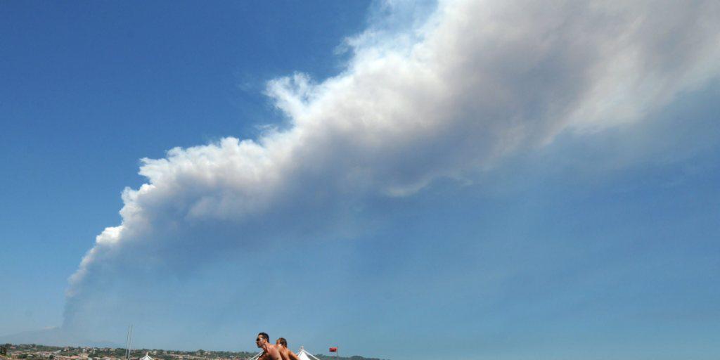 Vulkanismus und Menschenmengen ergeben eine explosive Mischung: Laut Forschern könnte ein Erdbeben im Mittelmeer einen fünf Meter hohen Tsunami auslösen. Das Bild zeigt die Rauchfahne des Ätna auf Sizilien. (Archivbild) Vulkanismus und Menschenmengen ergeben eine explosive Mischung: Laut Forschern könnte ein Erdbeben im Mittelmeer einen fünf Meter hohen Tsunami auslösen. Das Bild zeigt die Rauchfahne des Ätna auf Sizilien. (Archivbild)