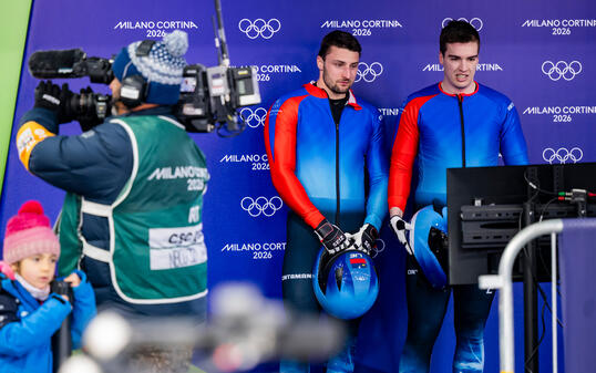 David Tschofen und Martin Kranz (v.l.) waren kurz Leader des Rennens und verfolgen die Konkurenz auf dem Bildschirm.
