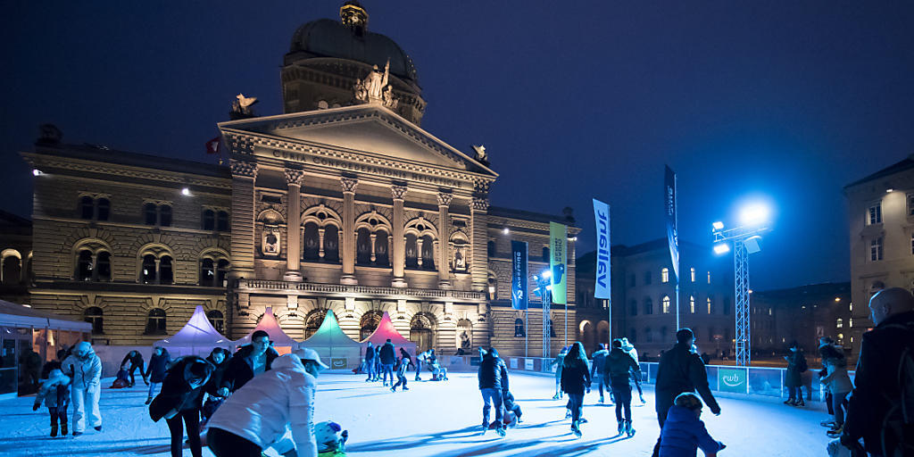 Neuer Rekord mit über 45'000 Besuchern: Die Eisbahn auf dem Bundesplatz hat eine erfolgreiche Saison hinter sich. (Archivbild)