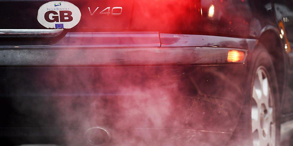 Grossbritannien verstärkt den Kampf gegen Abgas: Die Regierung will laut Medien ab 2040 den Verkauf von Diesel- und Benzinautos verbieten - wie in Frankreich. (Archivbild)
