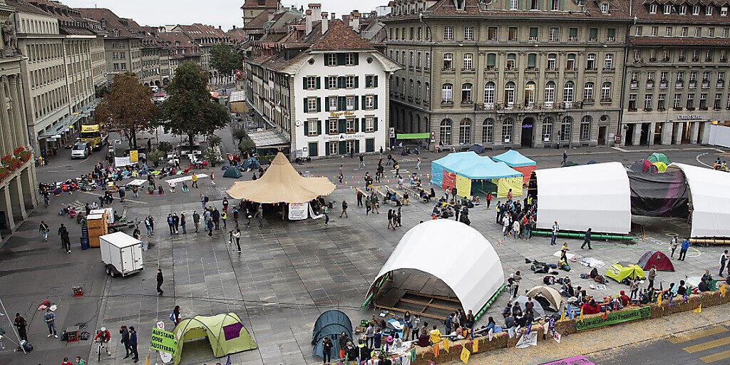 Blick auf den Bundesplatz: Mehrere hundert Klima-Aktivisten halten ihn seit dem frühen Montagmorgen besetzt. Blick auf den Bundesplatz: Mehrere hundert Klima-Aktivisten halten ihn seit dem frühen Montagmorgen besetzt.